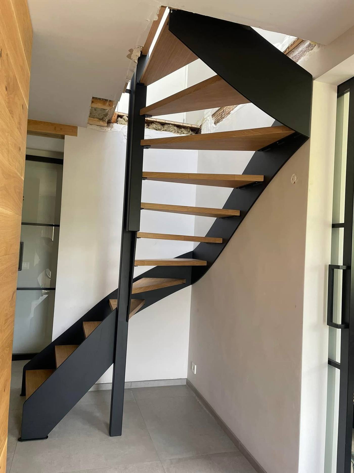 Stalen trap met eiken treden